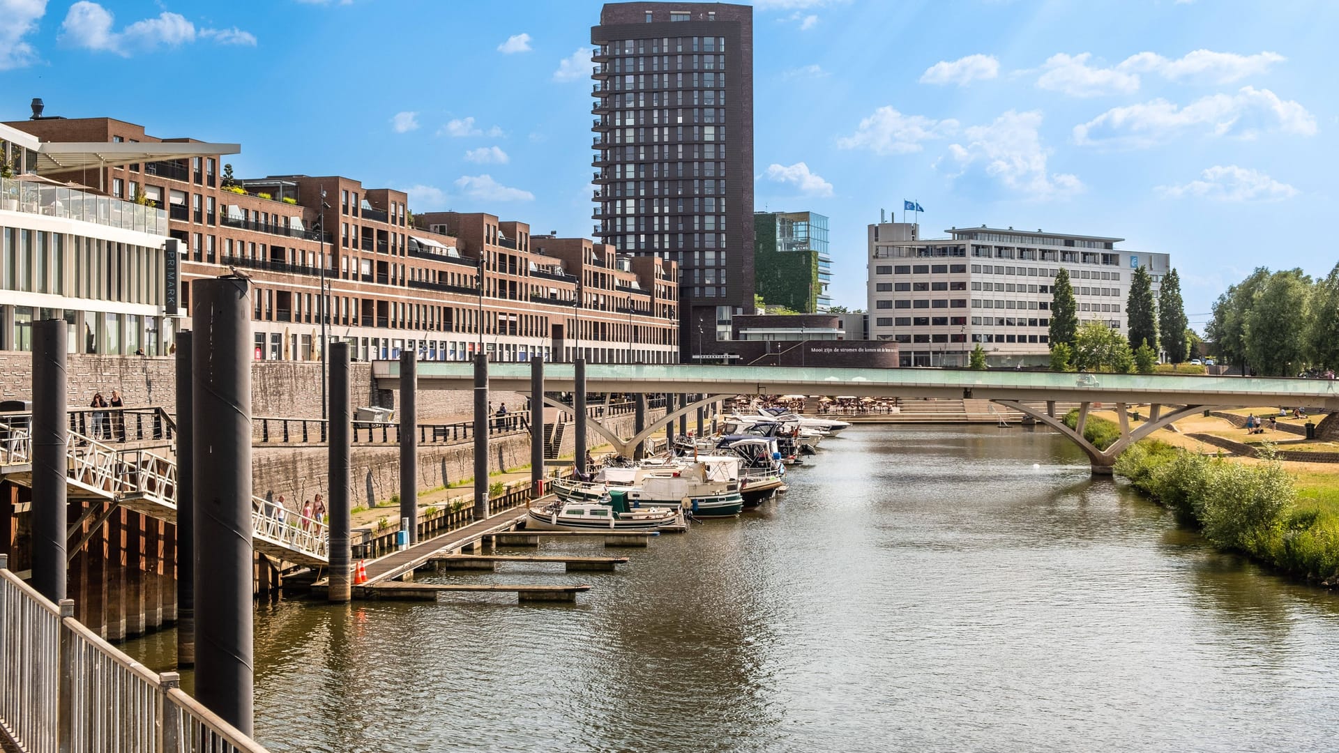 Hafen an der Maas in Venlo (Archivbild): Drei Männer springen einem Handy hinterher, das ins Wasser gefallen war.