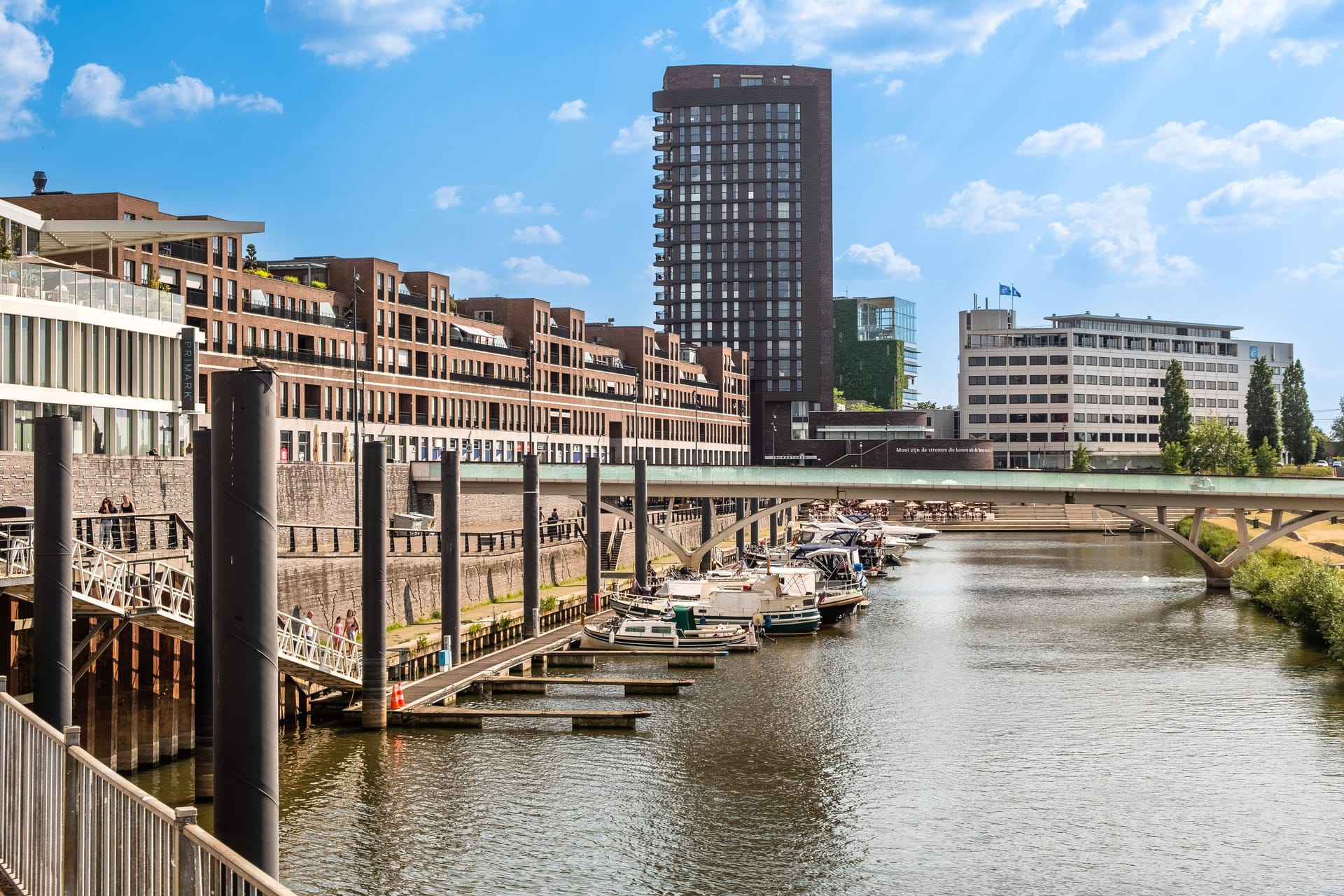 Hafen an der Maas in Venlo (Archivbild): Drei Männer springen einem Handy hinterher, das ins Wasser gefallen war.