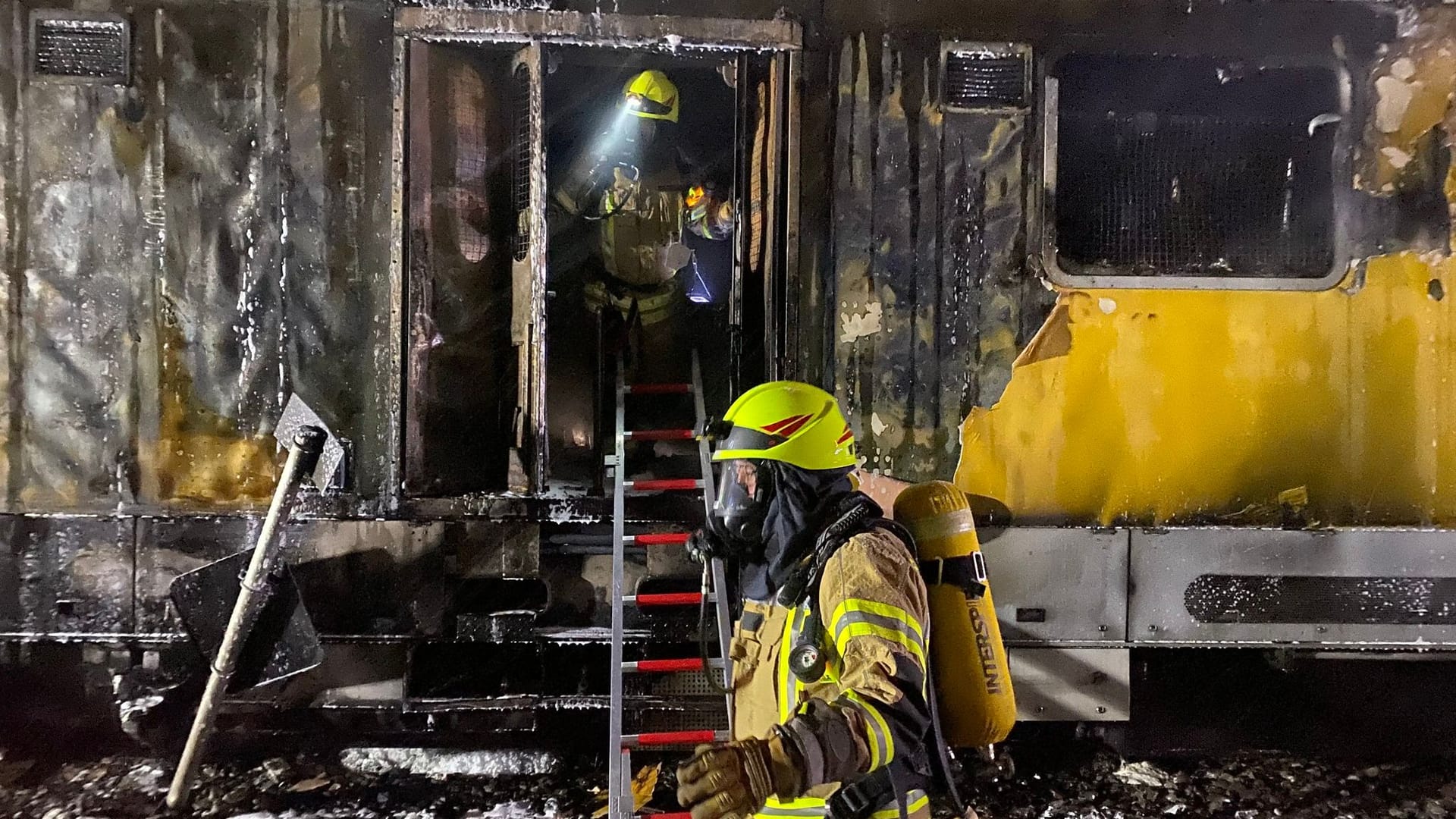 19./20. Januar 2023: Der Einsatzort fuhr den Einsatzkräften zunächst davon, ehe der Bauzug nach sechs Kilometern in Freilassing auf einem Nebengleis gestoppt werden und die Feuerwehr den Löscheinsatz beginnen konnte.