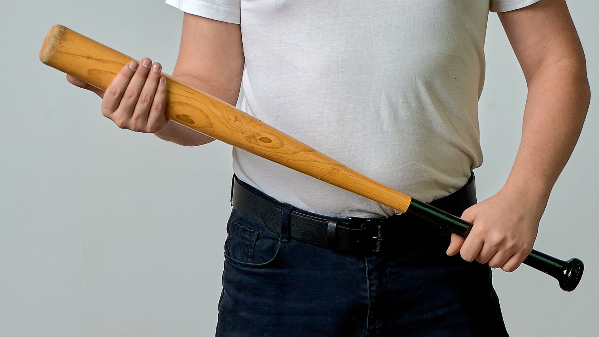 Täter mit Baseballschläger (Symbolbild): Das 80-jährige Opfer der Angreifer starb fast ein Jahr nach der Attacke.