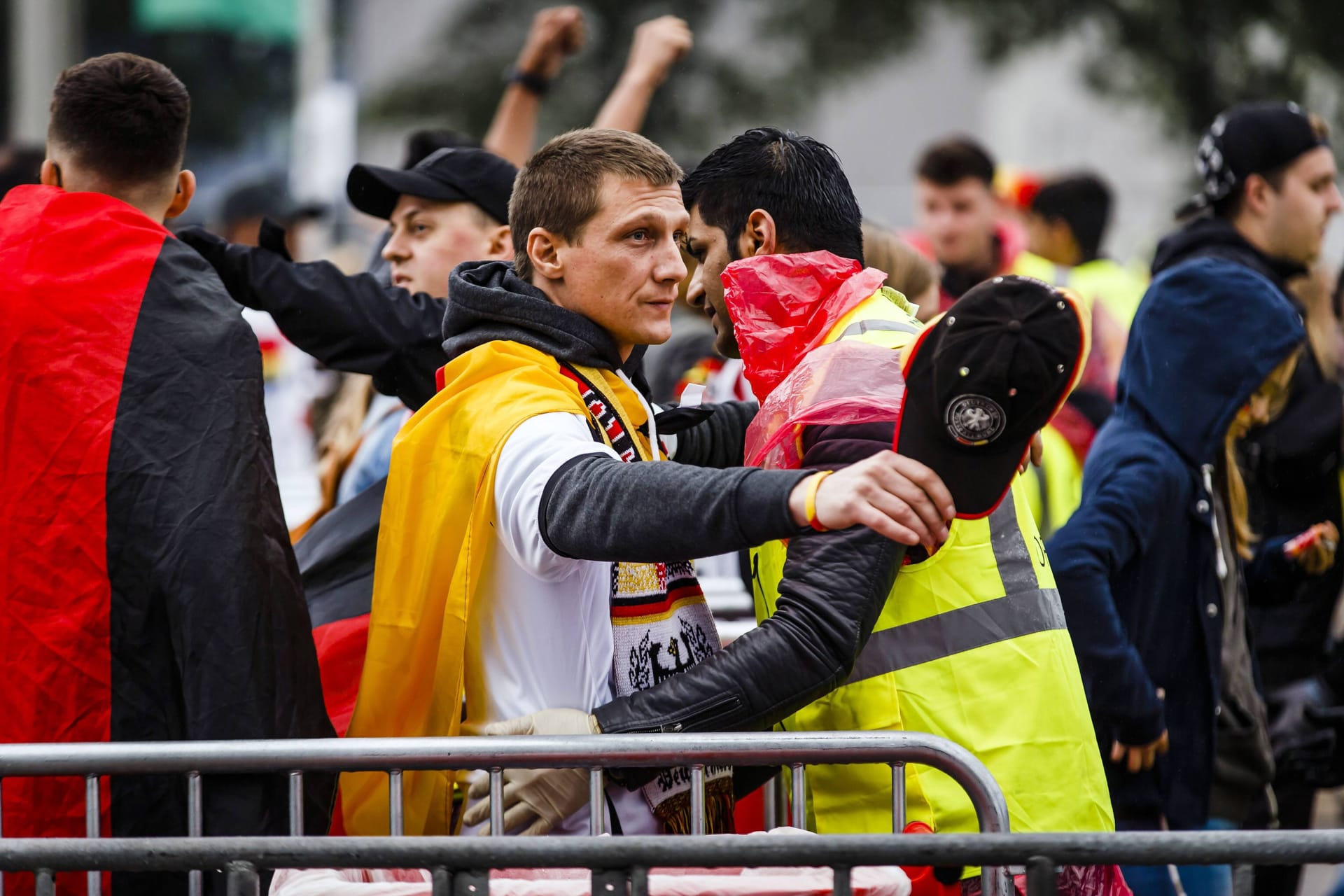 Security Mitarbeiter bei der Sicherheitskontrolle (Archivbild): Beim Public Viewing in Köln könne es zu intensiven Personenkontrollen kommen.