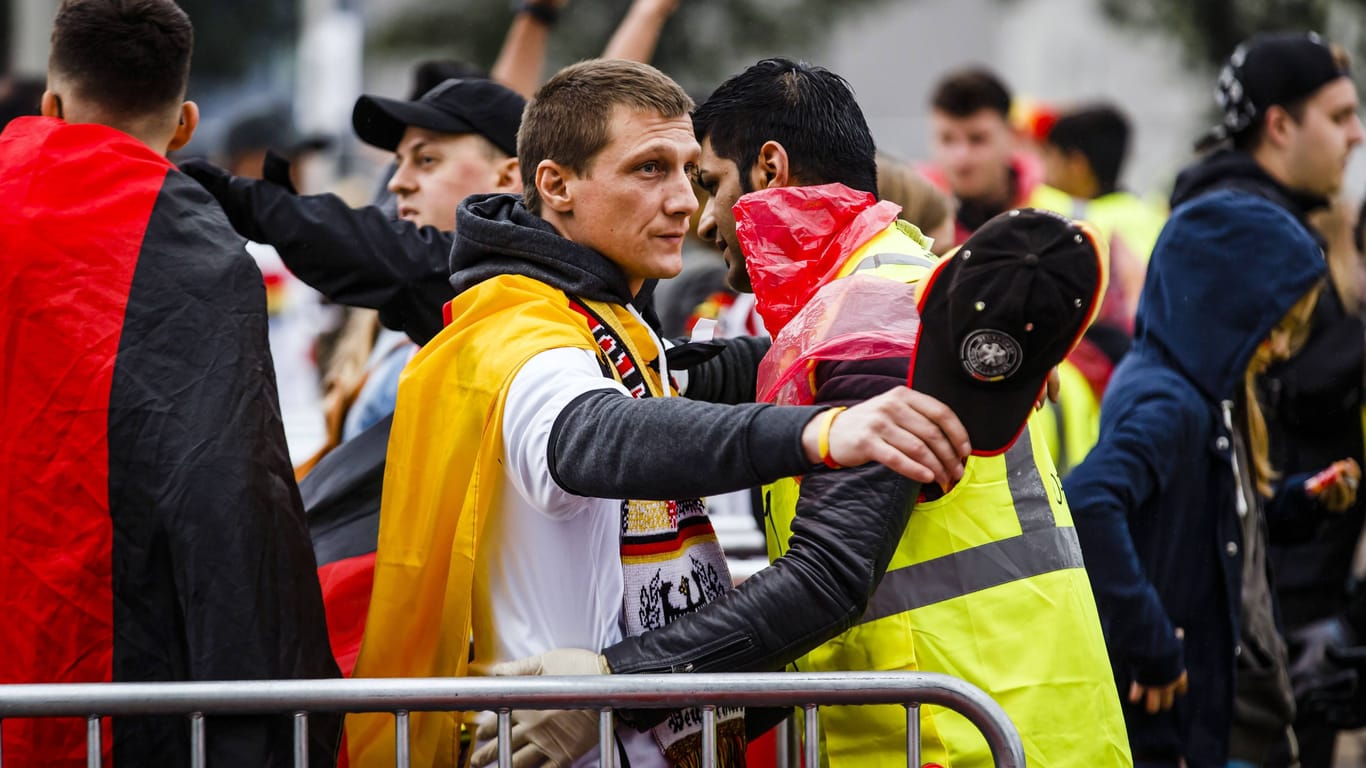 Security Mitarbeiter bei der Sicherheitskontrolle (Archivbild): Beim Public Viewing in Köln könne es zu intensiven Personenkontrollen kommen.