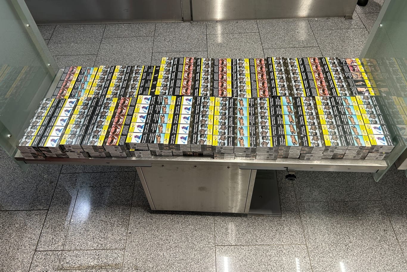 Zigarettenfund am Düsseldorfer Flughafen: Diese seien für den Eigenbedarf bestimmt gewesen, so der aufgegriffene Urlauber.