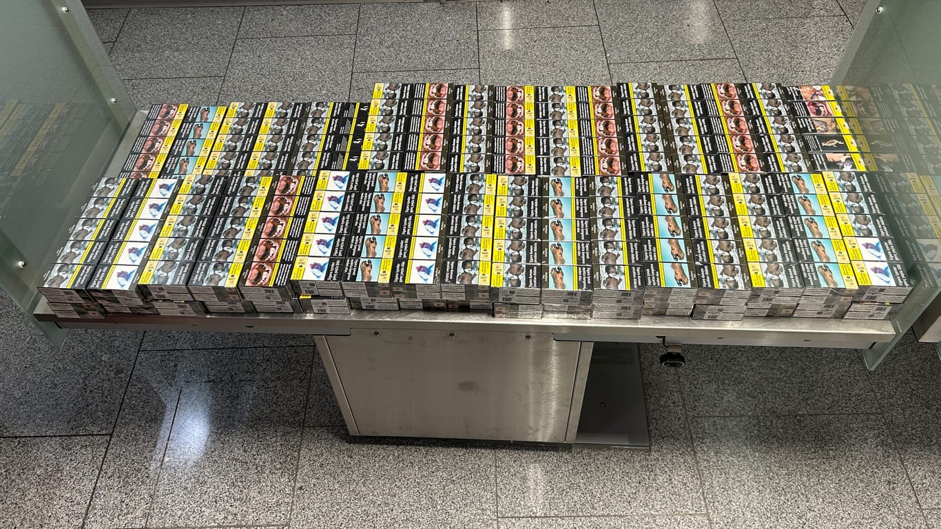 Zigarettenfund am Düsseldorfer Flughafen: Diese seien für den Eigenbedarf bestimmt gewesen, so der aufgegriffene Urlauber.