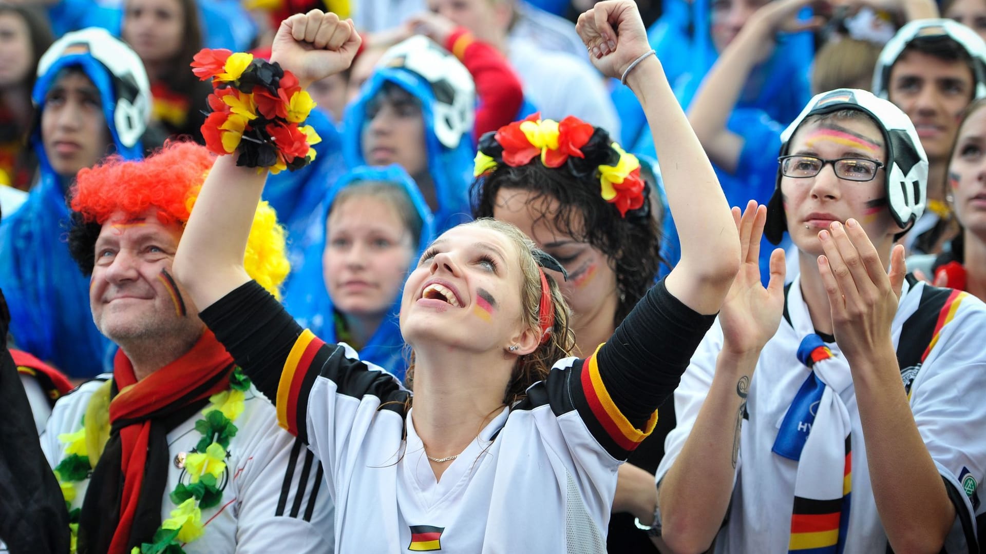 Fans 2014 auf der Berliner Fanmeile (Archivbild): Damals war das Bier noch günstiger.