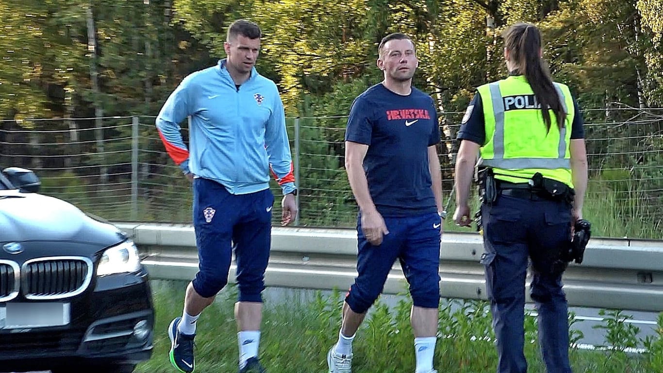 Ivica Olic (m.) lief zu Fuß über die A24 und erhielt eine Ermahnung: Drei Menschen wurden bei einem Unfall auf der Autobahn getötet.