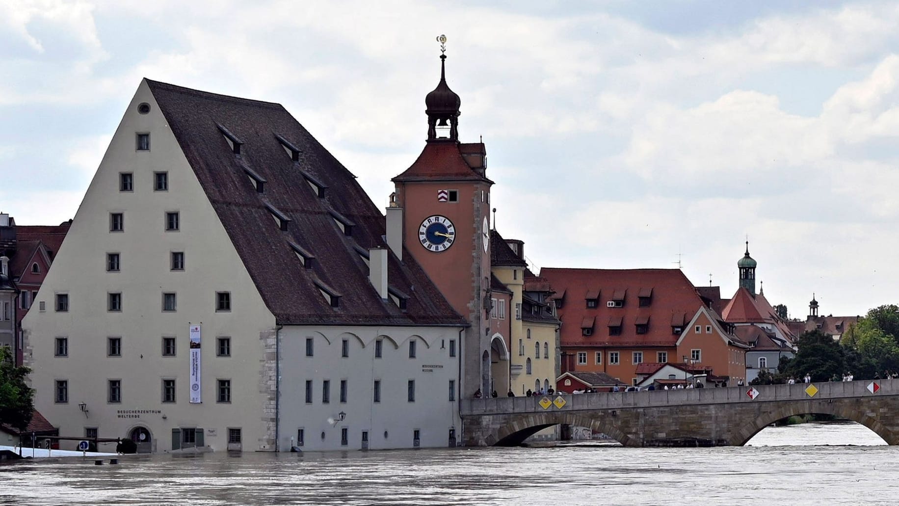 Donau-Hochwasser in Regensburg (Symbolbild): Der Ausbau des Hochwasserschutzes hingt in Bayern den selbstgesteckten Zielen hinterher.