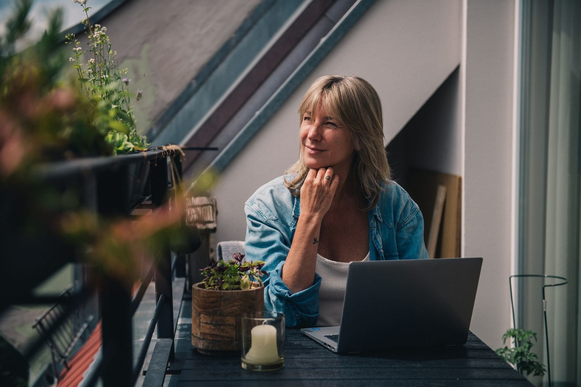Eine Frau arbeitet am Laptop Eine Frau arbeitet am Laptop
