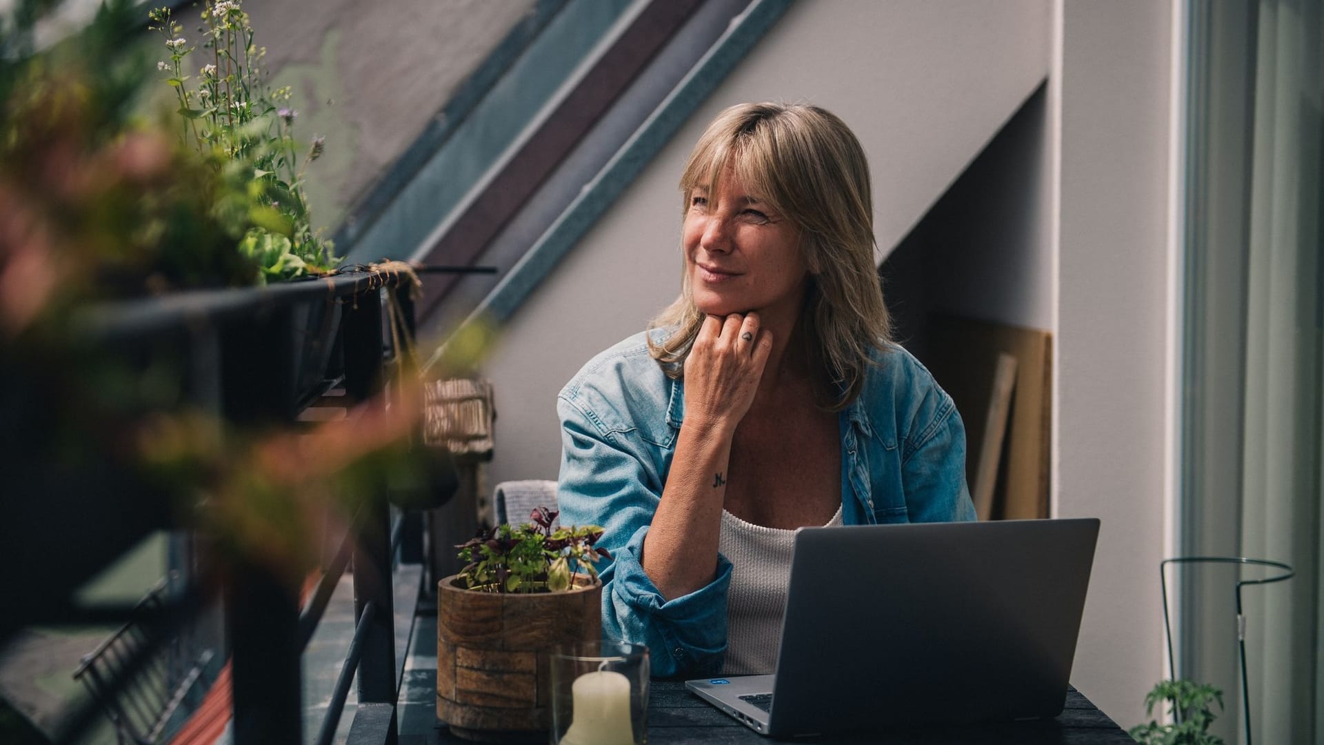 Eine Frau arbeitet am Laptop Eine Frau arbeitet am Laptop