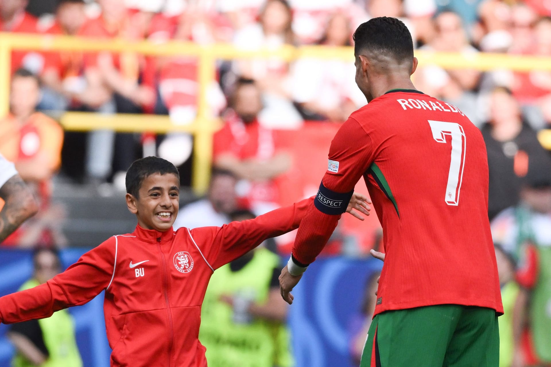 Berat und der Superstar (r.): Ein kleiner Flitzer rennt in die Arme von Cristiano Ronaldo um ein Selfie zu machen.