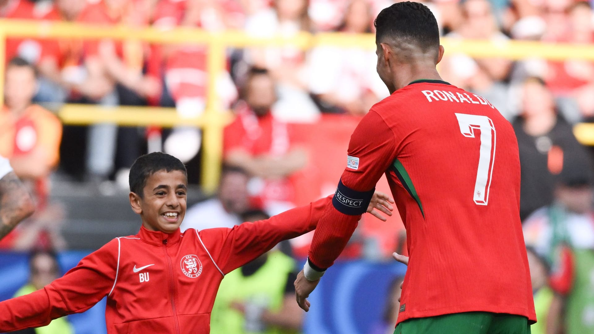 Berat und der Superstar (r.): Ein kleiner Flitzer rennt in die Arme von Cristiano Ronaldo um ein Selfie zu machen.