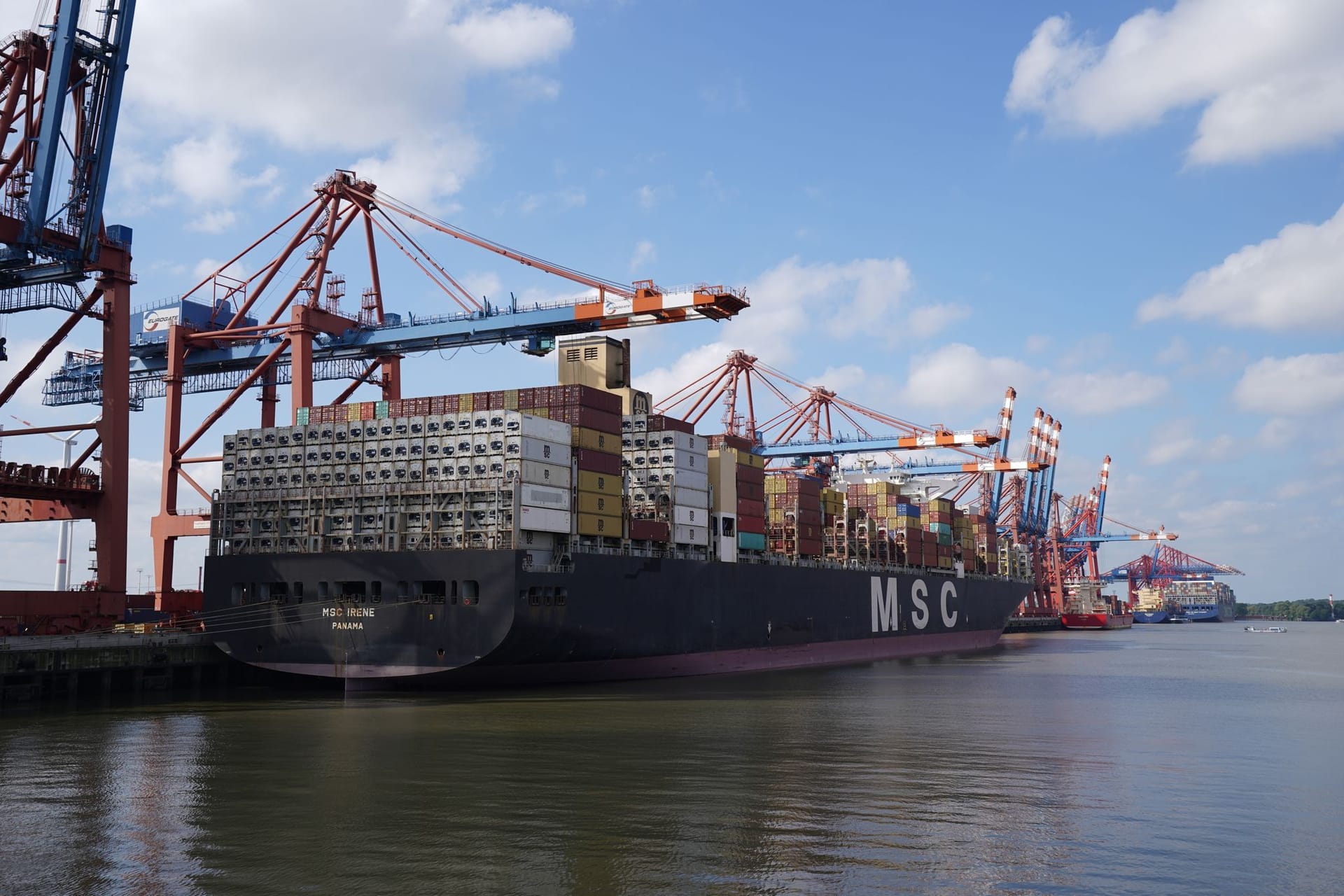 Containerschiff von MSC in Hamburg