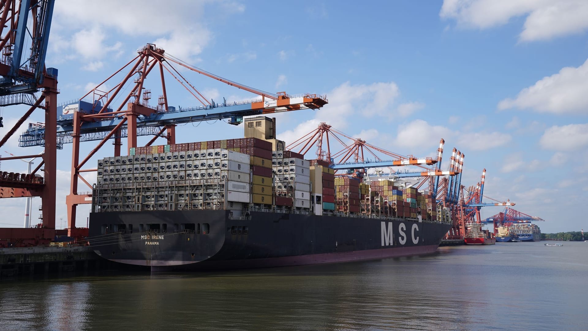 Containerschiff von MSC in Hamburg