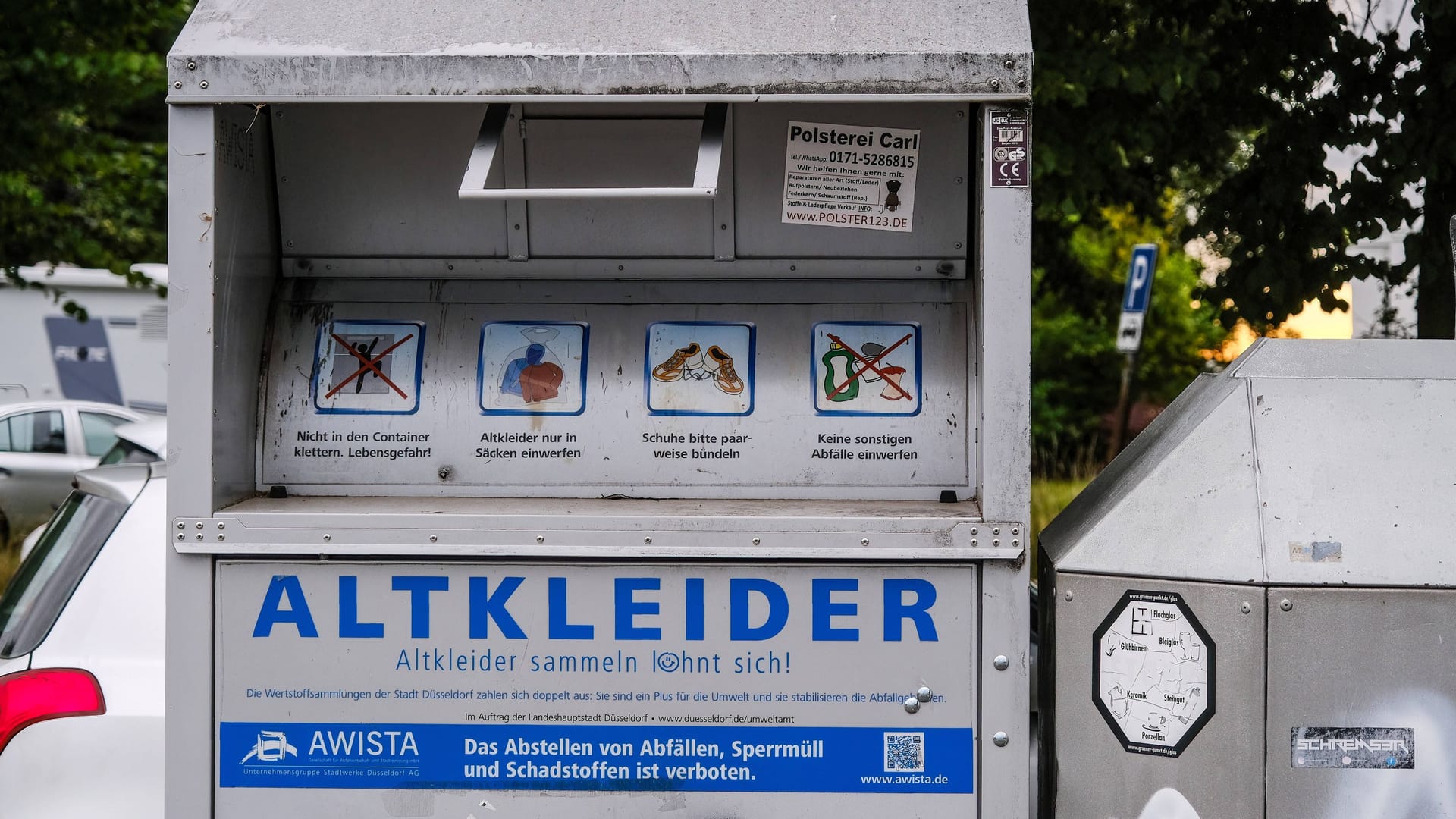 Ein Kleidercontainer an einem Parkplatz (Symbolbild): Eine Frau ist in einem ähnlichen Container ums Leben gekommen.