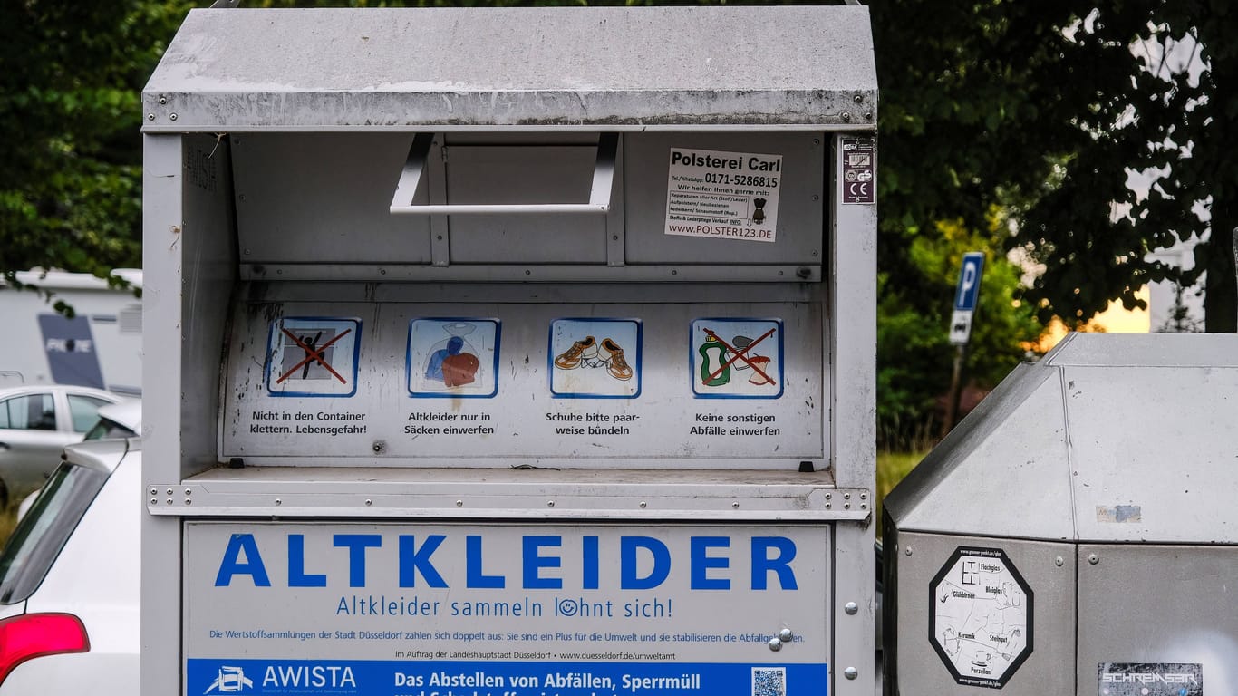 Ein Kleidercontainer an einem Parkplatz (Symbolbild): Eine Frau ist in einem ähnlichen Container ums Leben gekommen.