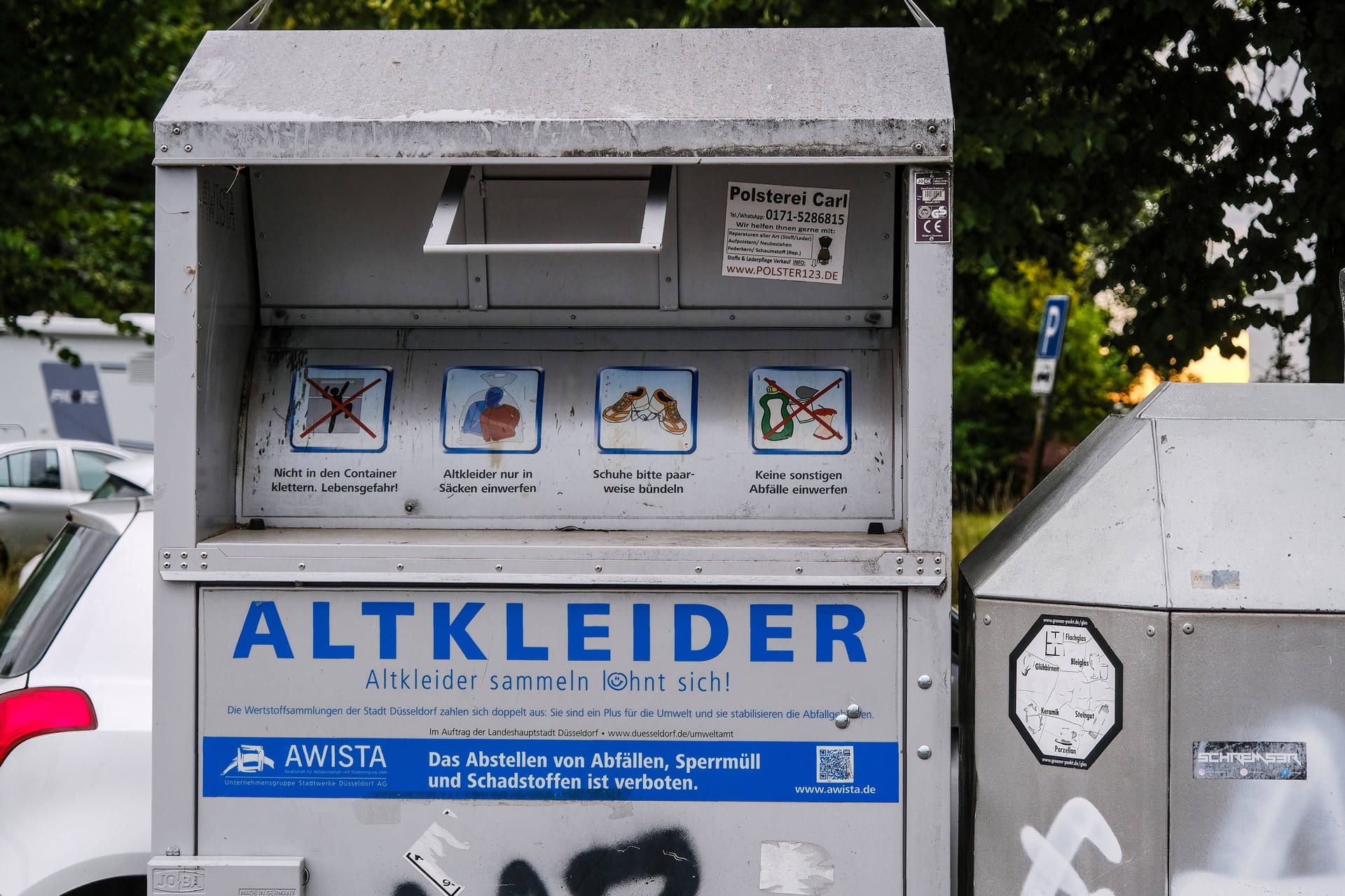 Ein Kleidercontainer an einem Parkplatz (Symbolbild): Eine Frau ist in einem ähnlichen Container ums Leben gekommen.