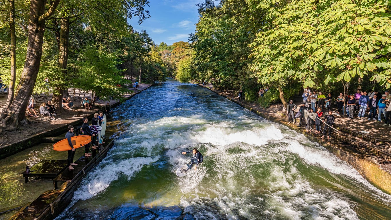 Surfer auf dem Eisbach: Das Gewässer im Englischen Garten ist der wohl bekannteste Münchner Stadtbach.