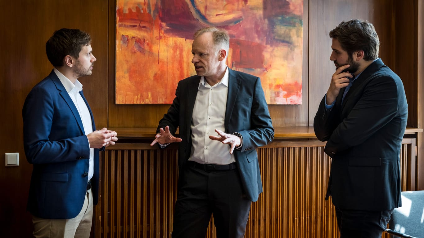Treffen in Berlin: Clemens Fuest (M.) mit den t-online-Reportern Florian Schmidt (l.) und Mauritius Kloft (r.).
