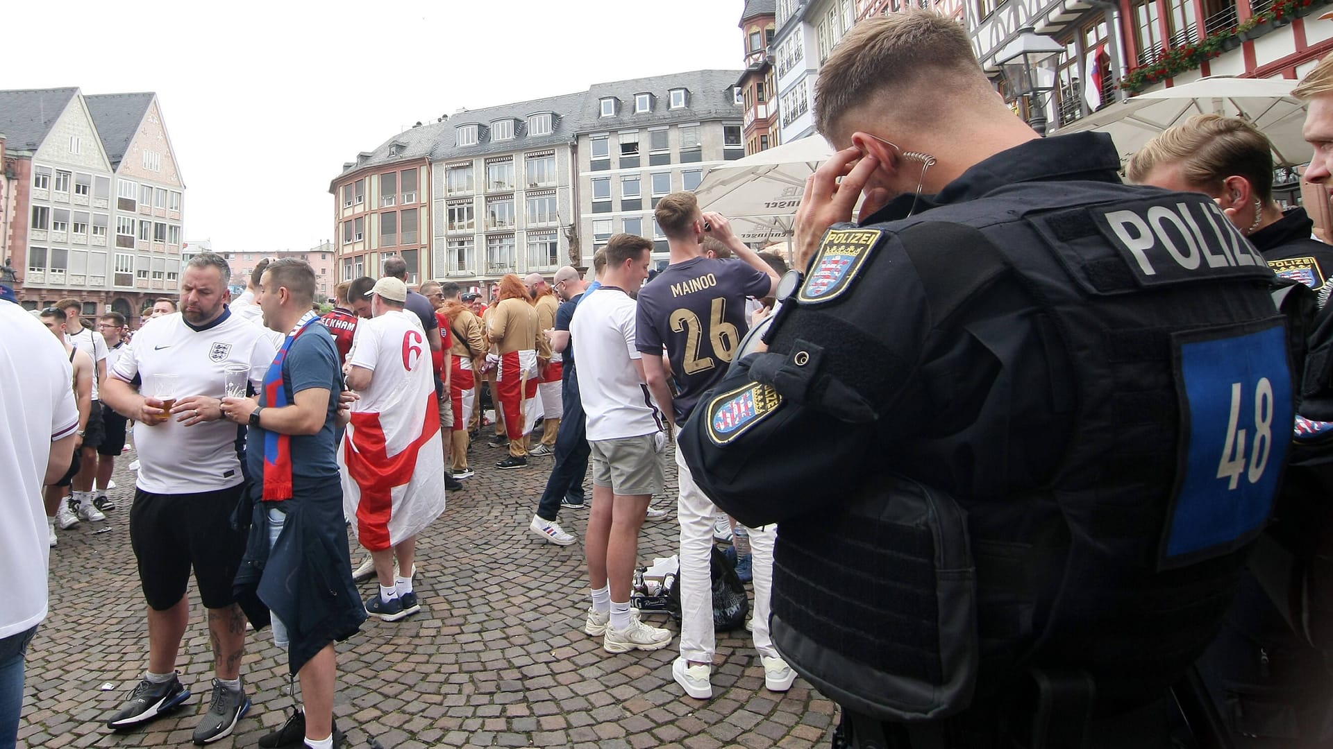 Polizisten beobachten englische Fans in Frankfurt (Symbolbild): Die Angreifer konnten festgenommen werden. Polizisten beobachten englische Fans in Frankfurt (Symbolbild): Die Angreifer konnten festgenommen werden.