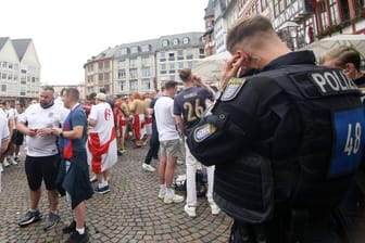 Polizisten beobachten englische Fans in Frankfurt (Symbolbild): Die Angreifer konnten festgenommen werden.