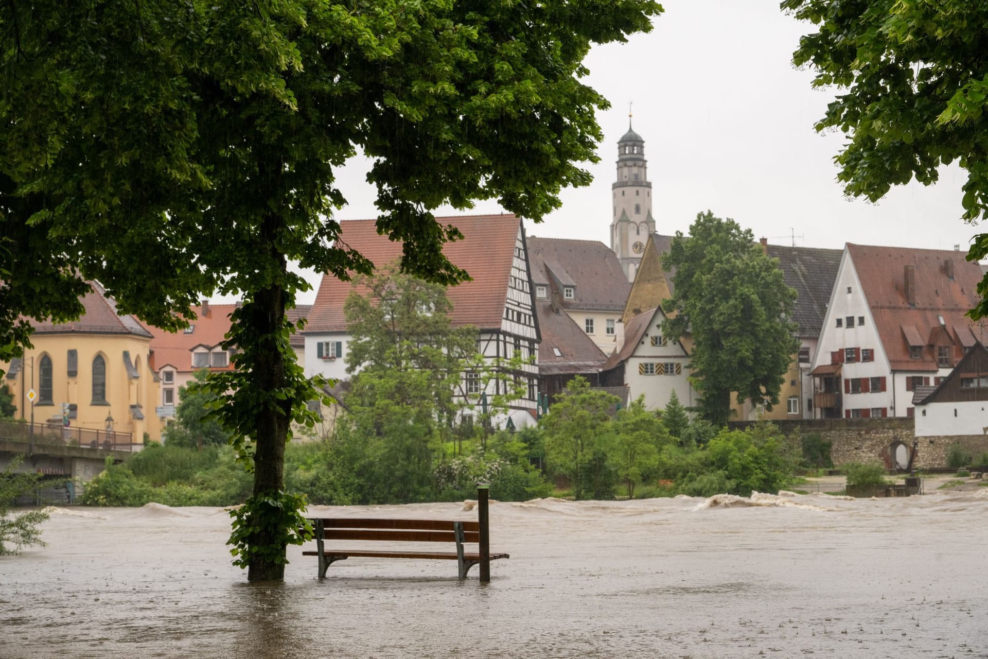 Nach den ergiebigen Regenfällen der letzten Tage wird in Bayern Hochwasser erwartet.