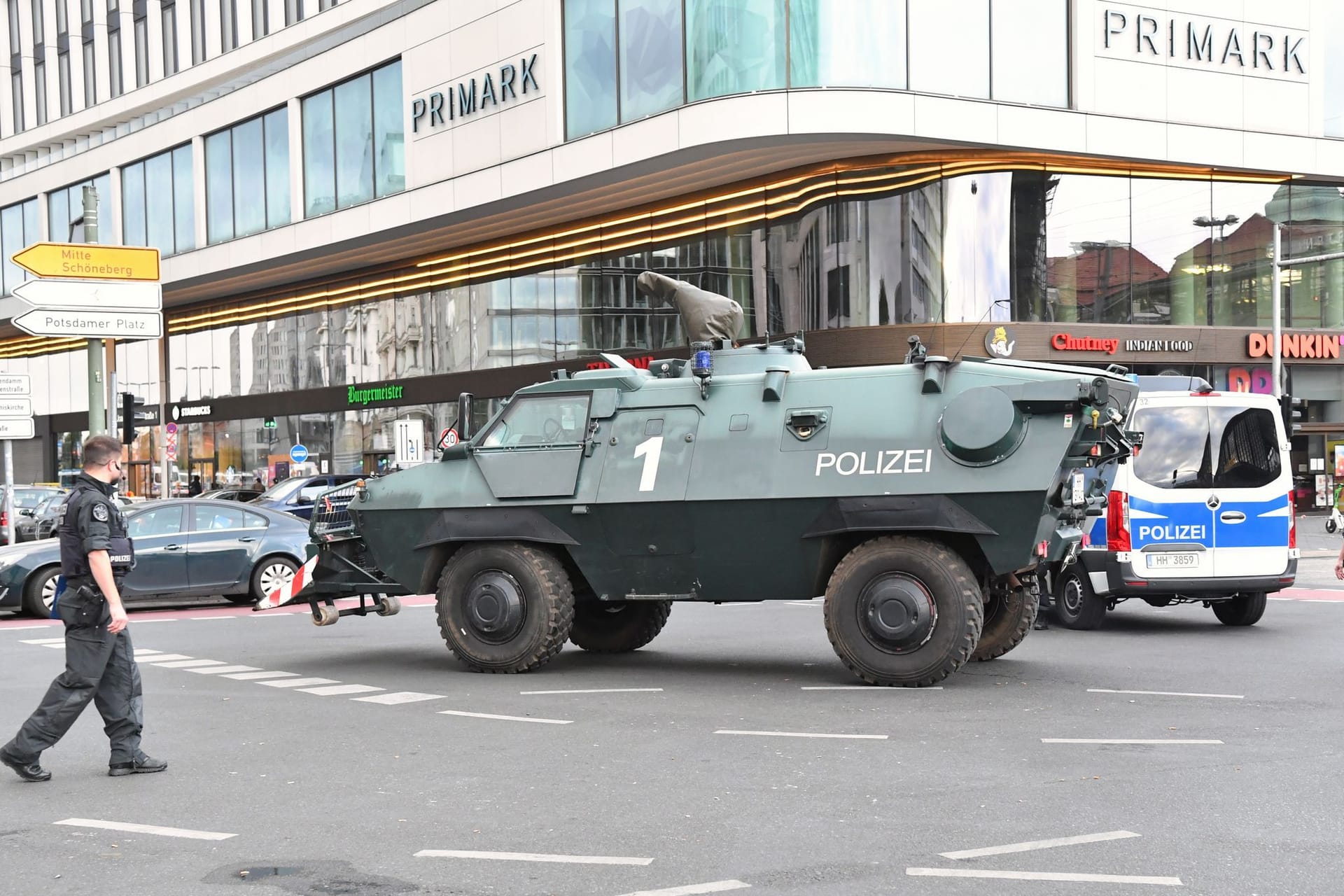 11.06.2024, Berlin: Einsatzfahrzeuge der Polizei gehen am Hotel Waldorf Astoria Berlin in Stellung. Dort sind seit dem Abend der ukrainische Präsident Selenskyj sowie weitere Regierungsvertreter aus unterschiedlichen Ländern untergebracht. Sie nehmen an der Ukraine Konferenz auf dem Messegelände teil