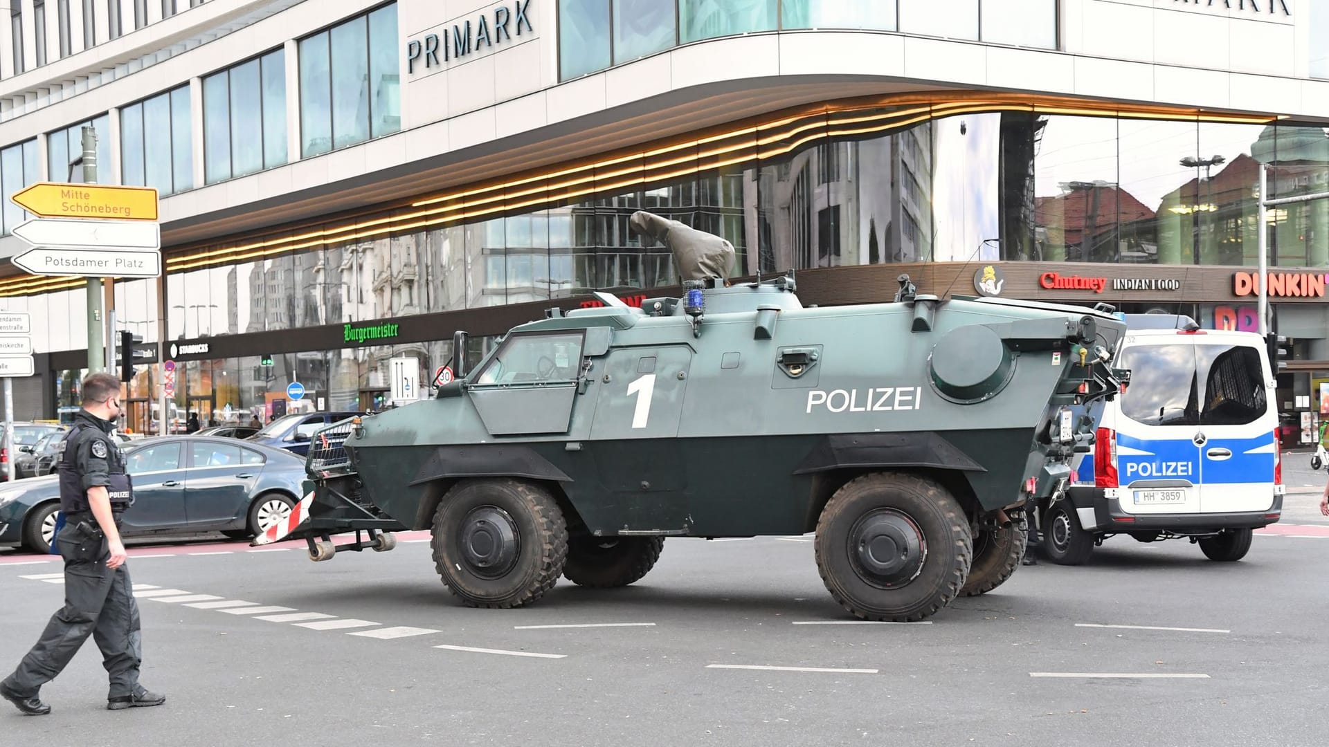 11.06.2024, Berlin: Einsatzfahrzeuge der Polizei gehen am Hotel Waldorf Astoria Berlin in Stellung. Dort sind seit dem Abend der ukrainische Präsident Selenskyj sowie weitere Regierungsvertreter aus unterschiedlichen Ländern untergebracht. Sie nehmen an der Ukraine Konferenz auf dem Messegelände teil