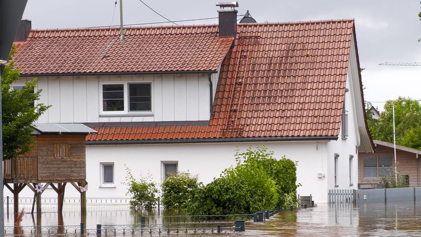 Überschwemmtes Haus (Symbolbild): Die Unionsfraktion setzt sich für die Pflichtversicherung gegen Flutschäden ein.