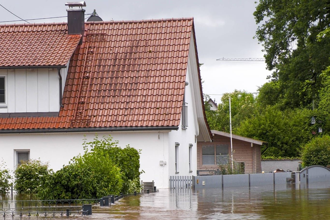 Überschwemmtes Haus (Symbolbild): Die Unionsfraktion setzt sich für die Pflichtversicherung gegen Flutschäden ein.