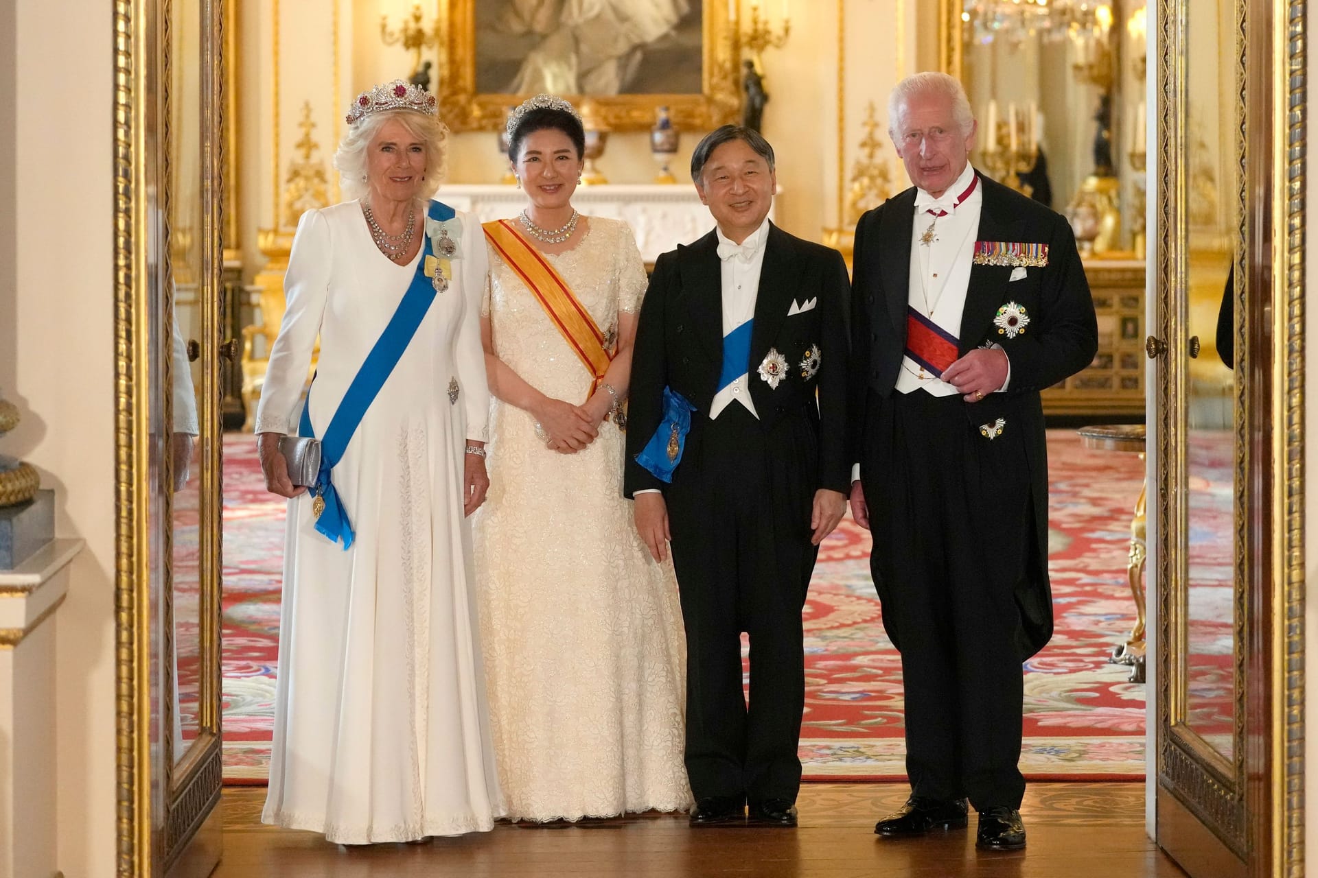 Königin Camilla, Kaiserin Masako, Kaiser Naruhito und König Charles III. posieren beim Staatsbankett.