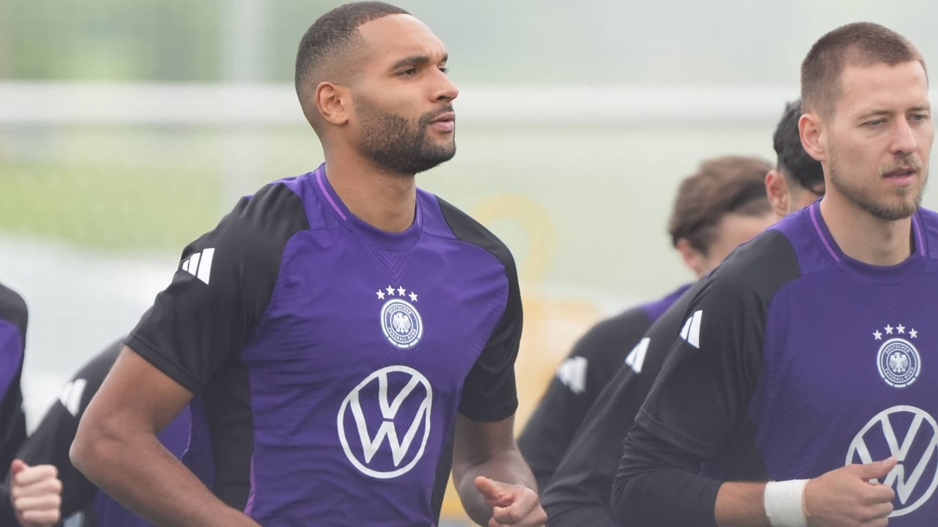 Jonathan Tah (M.) im Training mit der deutschen Nationalmannschaft: Steht auf Vereinsebene ein Wechsel an?