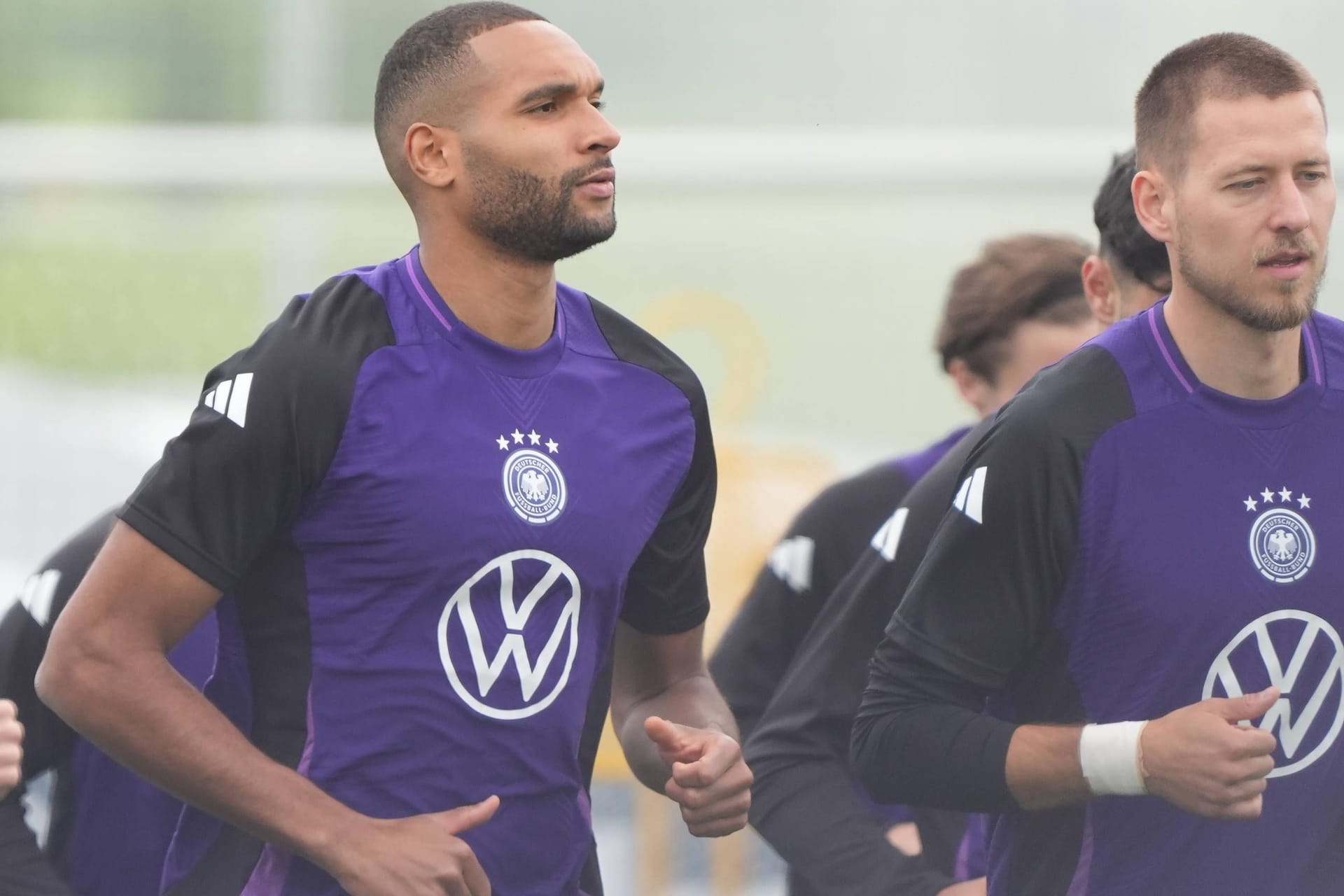 Jonathan Tah (M.) im Training mit der deutschen Nationalmannschaft: Steht auf Vereinsebene ein Wechsel an?