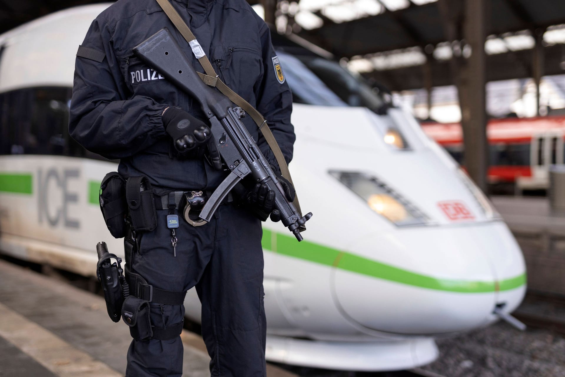 Schwer bewaffneter Polizist (Symbolbild): An einer Polizeischule sind laut einem Bericht wohl Waffen abhandengekommen.