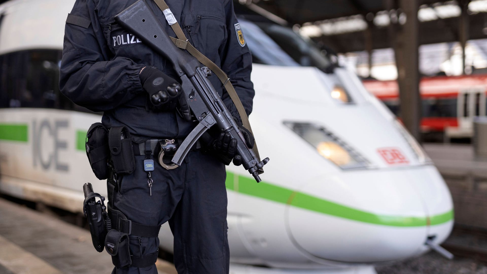 Schwer bewaffneter Polizist (Symbolbild): An einer Polizeischule sind laut einem Bericht wohl Waffen abhandengekommen.