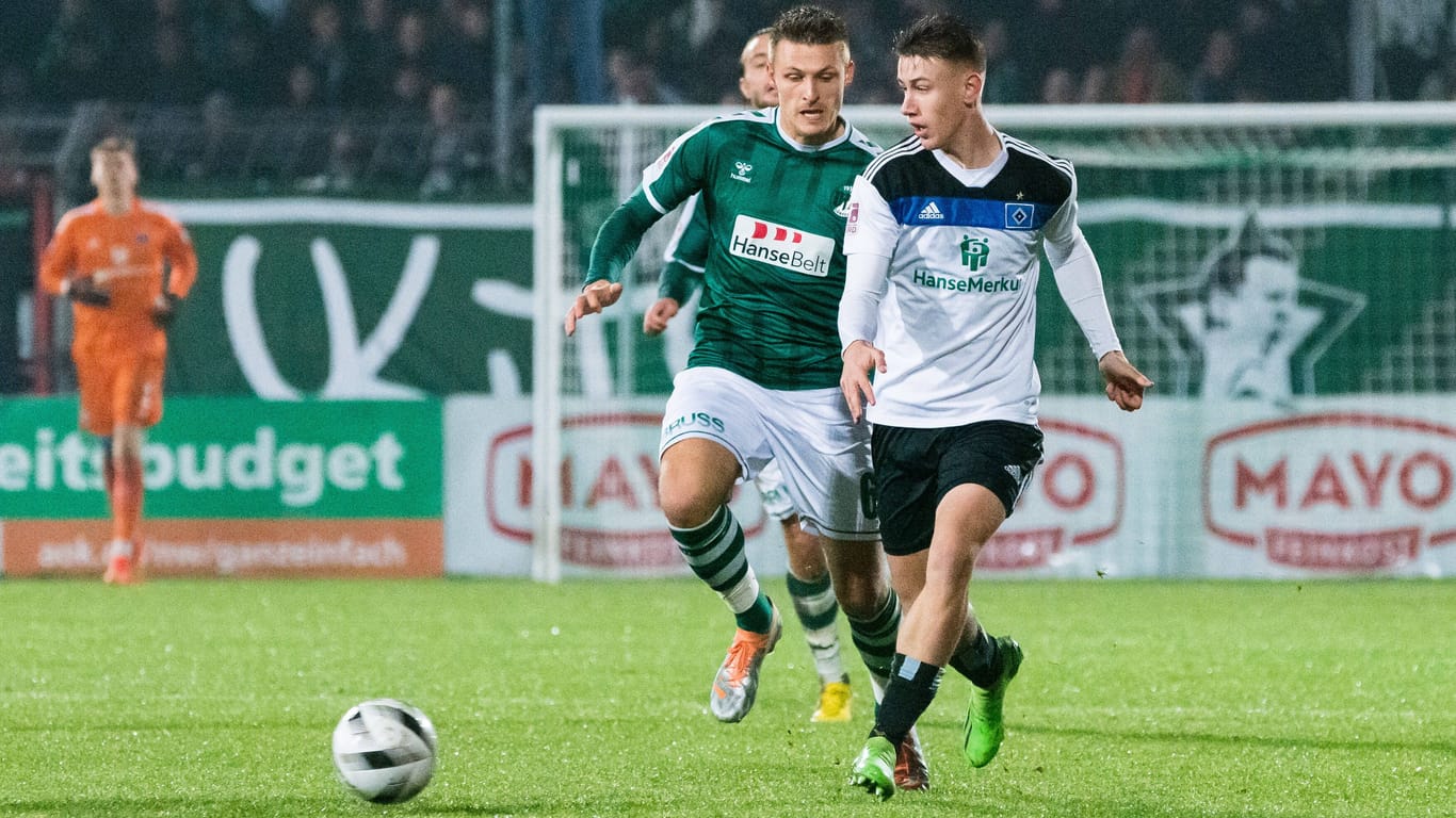 In einem Pflichtspiel traf Lübeck zuletzt 2022/23 auf die HSV-U21 (Archivbild): VfB-Profi Noah Plume (l.) kämpft hier mit Theo Harz um den Ball.