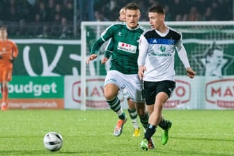 In einem Pflichtspiel traf Lübeck zuletzt 2022/23 auf die HSV-U21 (Archivbild): VfB-Profi Noah Plume (l.) kämpft hier mit Theo Harz um den Ball.