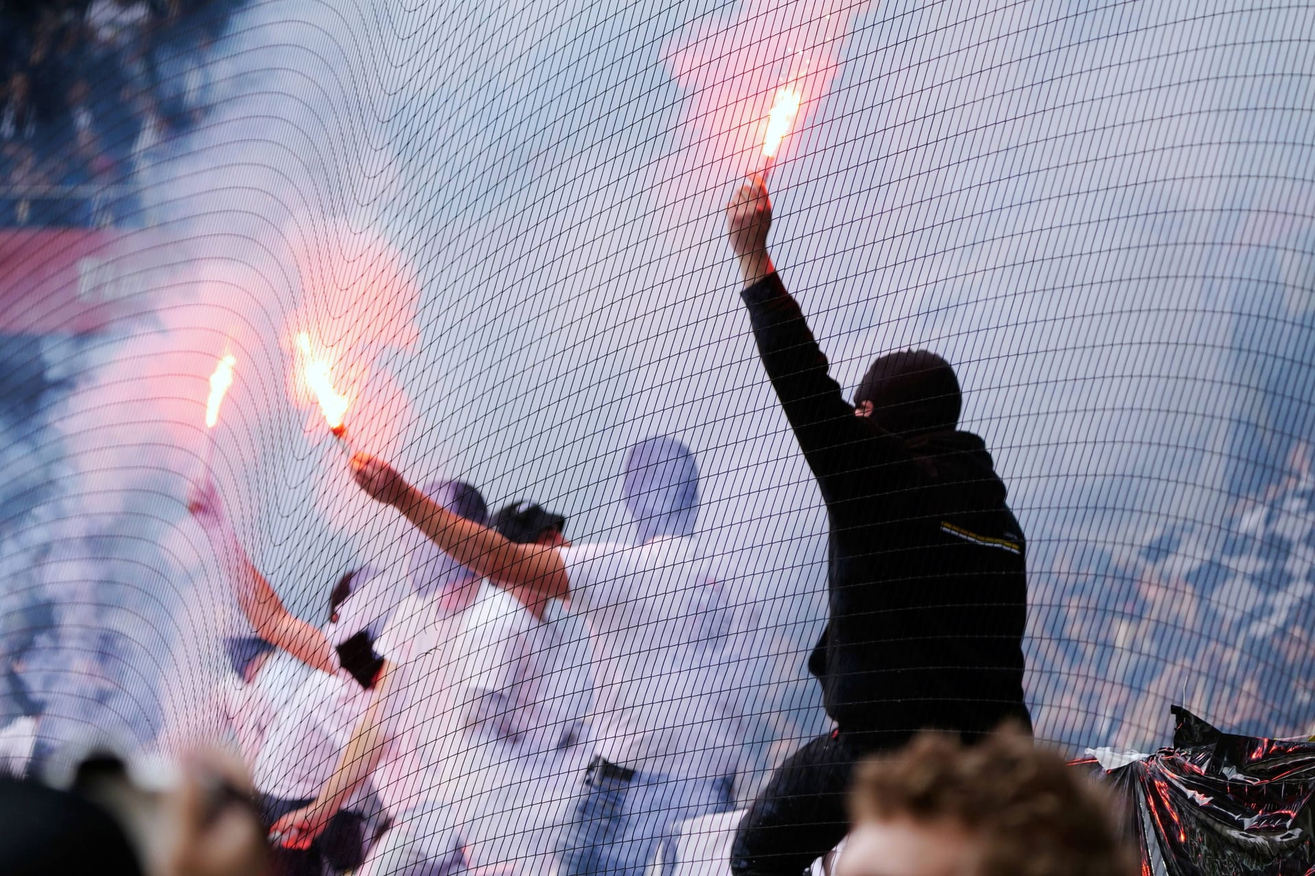 Vermummte brennen bei einem Fußballspiel Pyrotechnik ab: Wie sicher ist die Lage vor der EM in Deutschland?