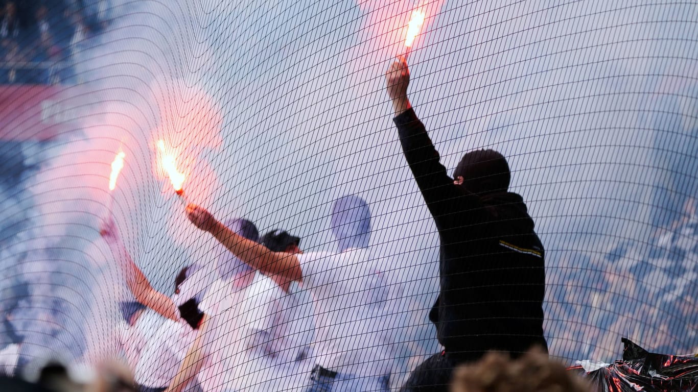 Vermummte brennen bei einem Fußballspiel Pyrotechnik ab: Wie sicher ist die Lage vor der EM in Deutschland?