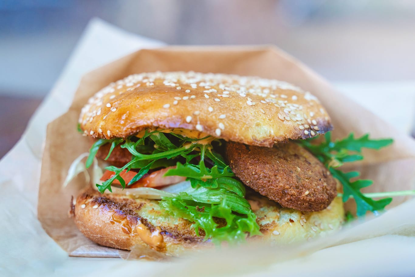 Ein veganer Burger (Symbolbild): Eine Hamburger Fast-Food-Kette setzt auf einen neuen Namen.