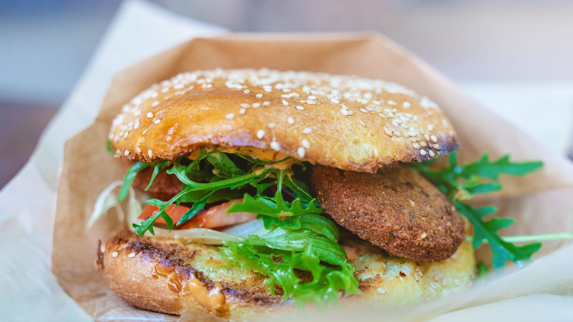 Ein veganer Burger (Symbolbild): Eine Hamburger Fast-Food-Kette setzt auf einen neuen Namen.