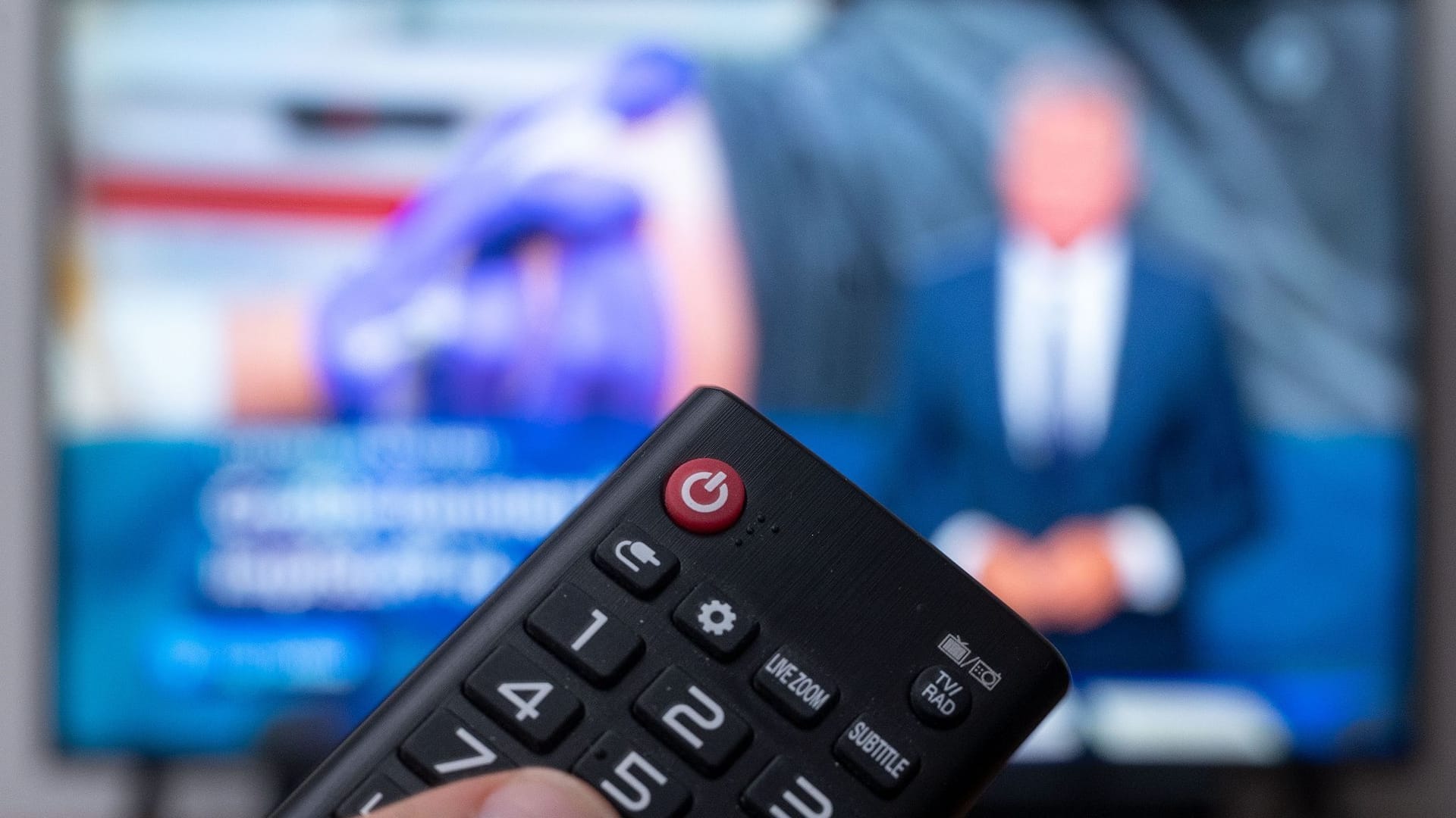 Eine Fernbedienung vor einen Fernseher, auf dem die "Tagesschau" läuft (Symbolbild): Die Nachrichten gibt es nun auch in einfacher Sprache.