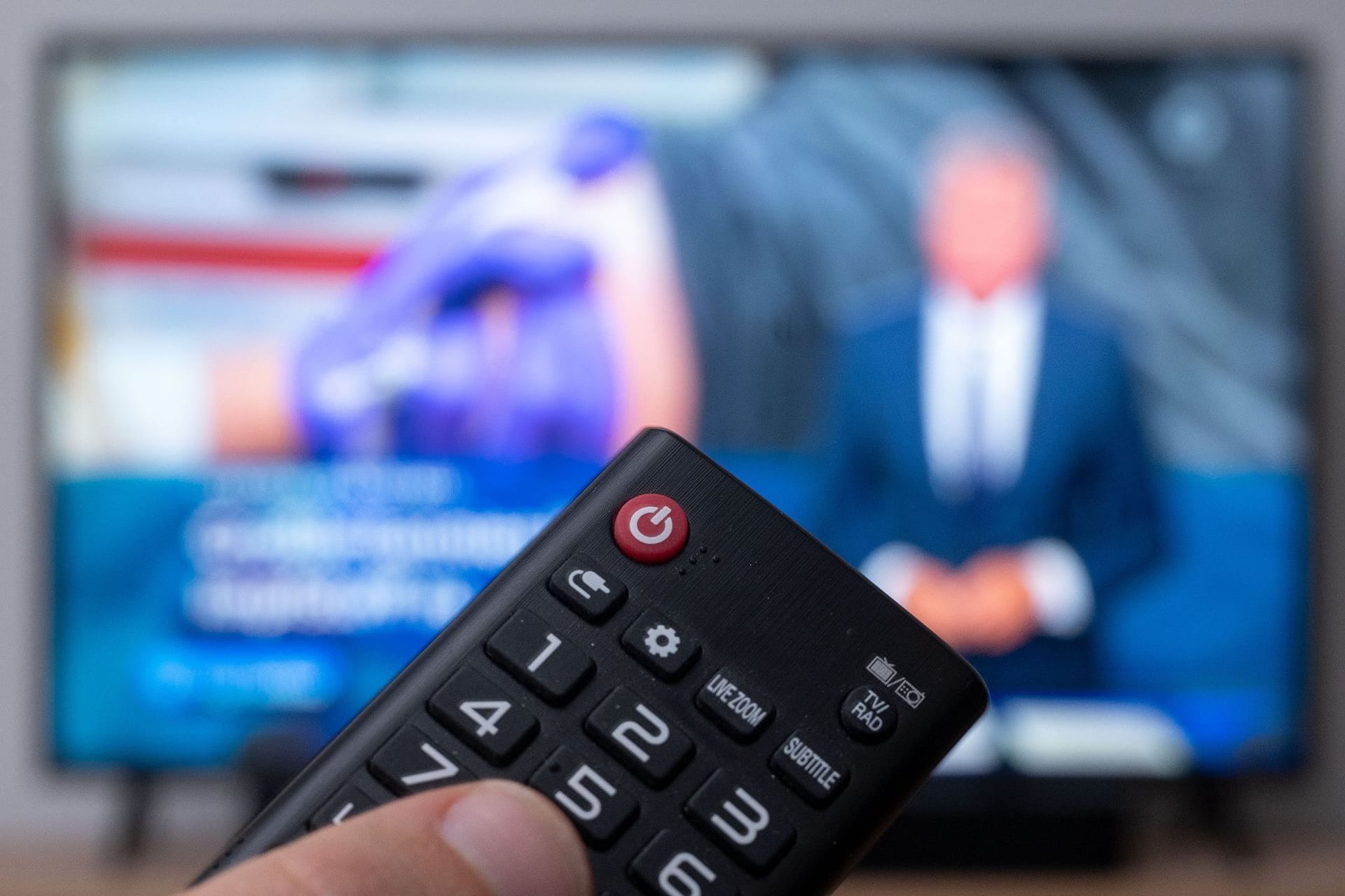 Eine Fernbedienung vor einen Fernseher, auf dem die "Tagesschau" läuft (Symbolbild): Die Nachrichten gibt es nun auch in einfacher Sprache.