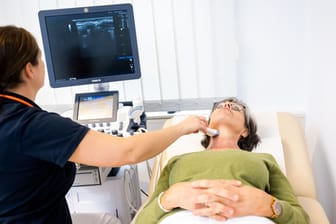 Ultraschall-Untersuchung: Private Krankenversicherungen leisten mitunter mehr, doch der Preis kann hoch sein.