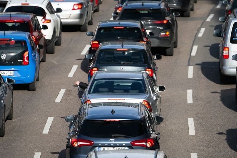 Autos stehen im Stau (Symbolbild): Die A4 bei Bergisch Gladbach wird in den Ferien teilweise gesperrt.