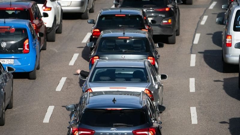 Autos stehen im Stau (Symbolbild): Die A4 bei Bergisch Gladbach wird in den Ferien teilweise gesperrt.