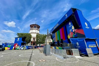 Einen Tag vor Beginn der EM liefen auf dem Burgplatz in Düsseldorf noch die Vorbereitungen.