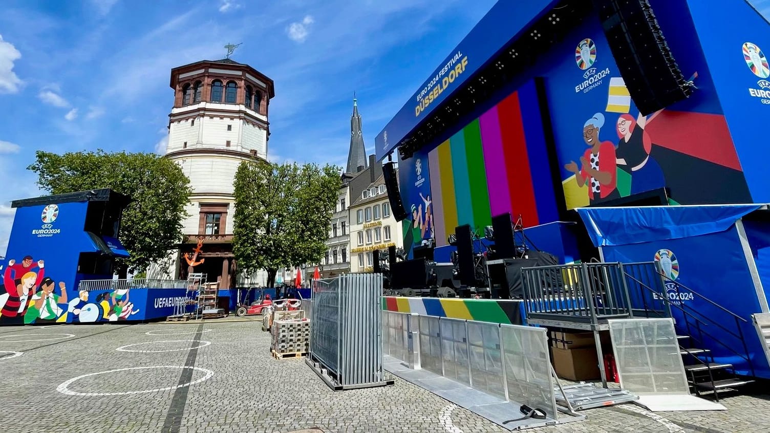 Einen Tag vor Beginn der EM liefen auf dem Burgplatz in Düsseldorf noch die Vorbereitungen.