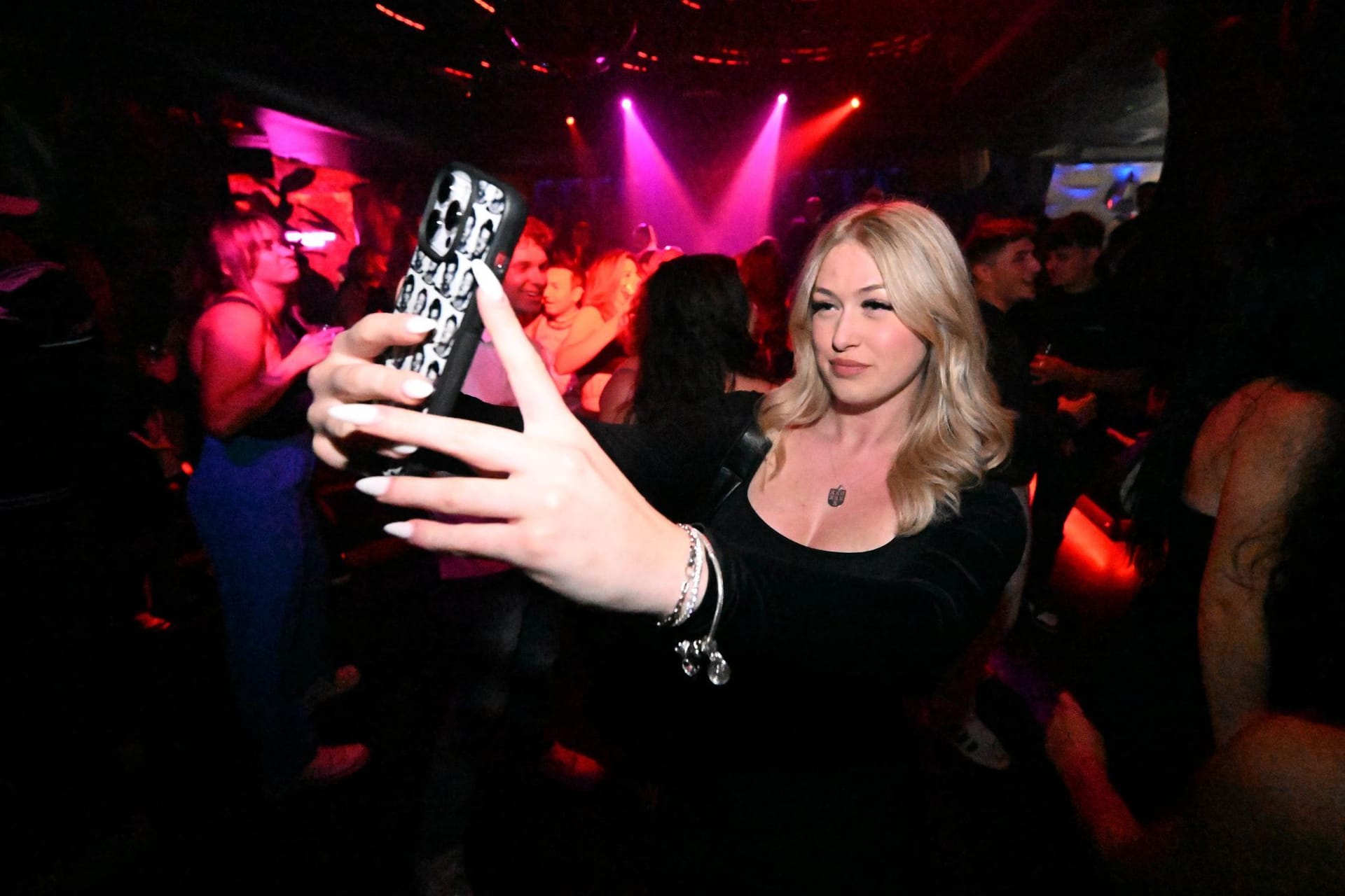«Insta-Club» Bossy