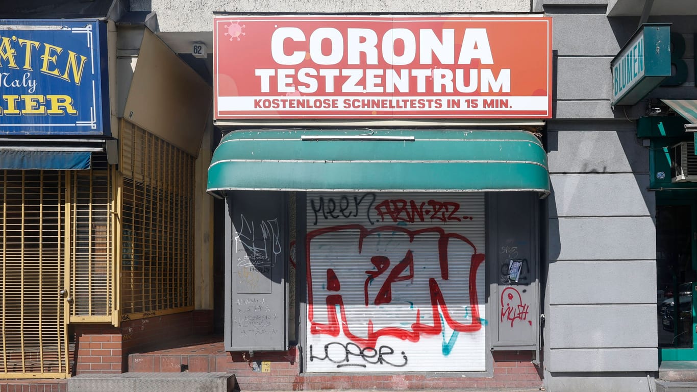 Eine geschlossene Corona-Teststation (Symbolbild): Wegen gewerbsmäßigen Betrugs mit Coronatest hat das Kölner Landgericht einen Mann zu einer Haftstrafe verurteilt.