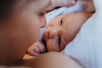 Eine Frau schaut ihr Baby an (Symbolbild): Mutter und Tochter sind wohlauf.